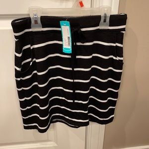 Black and white skirt with 2 pockets - NWT